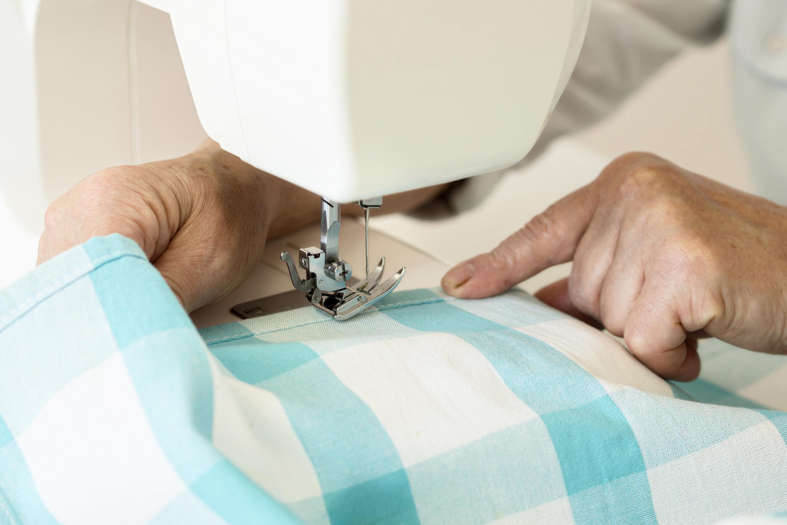 alto angulo persona maquina coser textil scaled